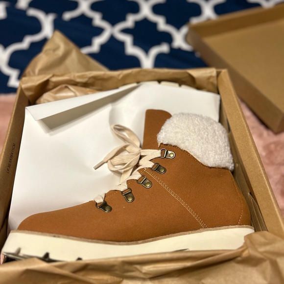 NIB Cognac Sherling trim lug lace up boot - Picture 11 of 12